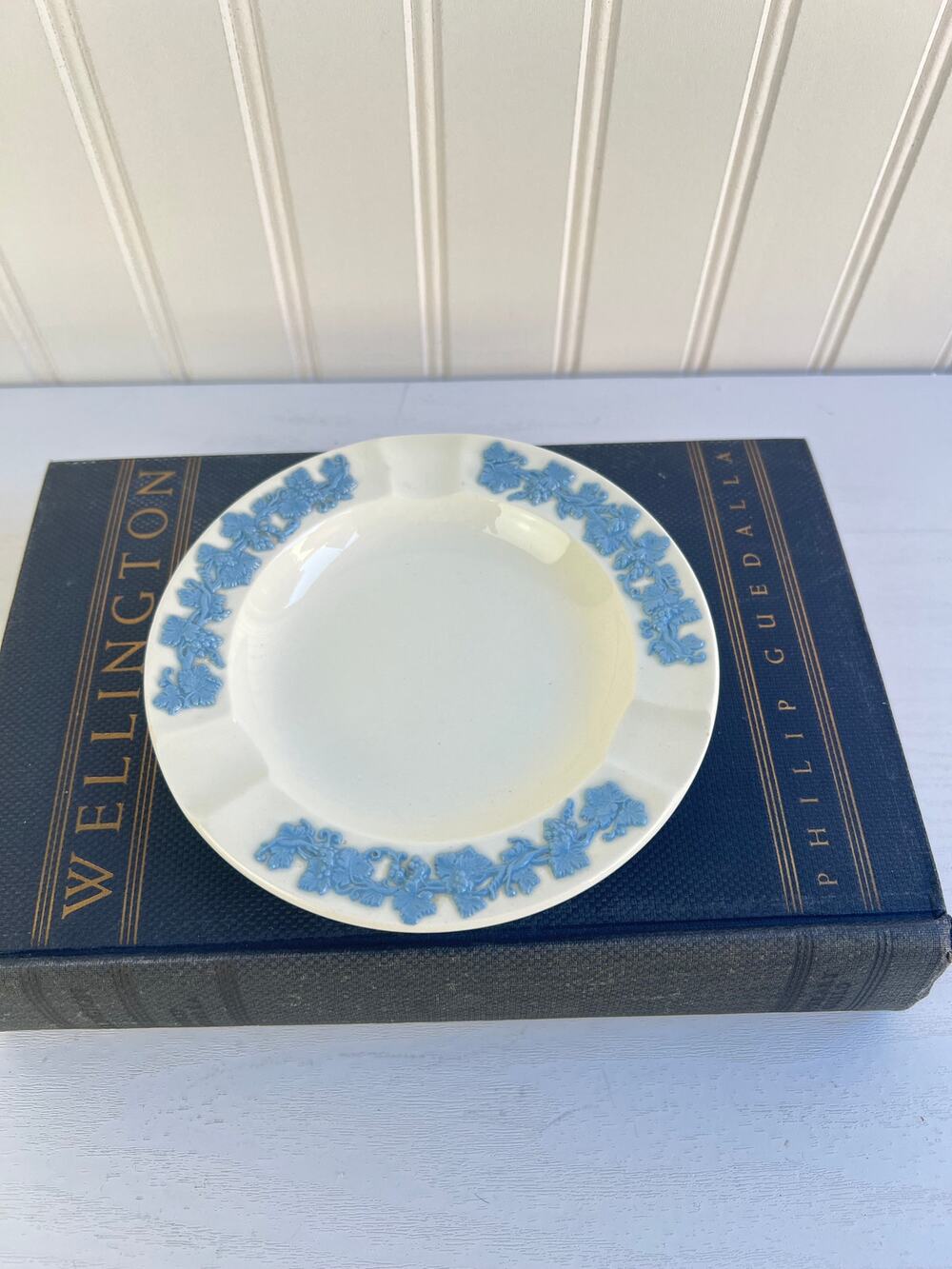 Wedgwood Etruria England Embossed Queen's Ware Ashtray Ring Dish White Blue